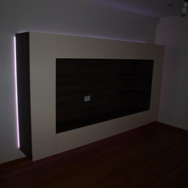 Stačiakampis TV baldas su LED kontūro apšvietimu